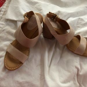 NWT BORN SANDALS